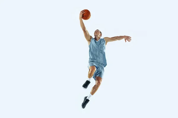 Giovane giocatore di basket caucasico contro bianco studio sfondo — Foto Stock