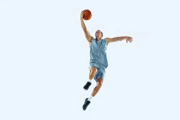 Jovem jogador de basquete caucasiano contra fundo estúdio branco — Fotografia de Stock