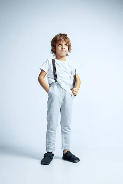Joli jeune garçon en vêtements décontractés sur fond de studio blanc — Photo