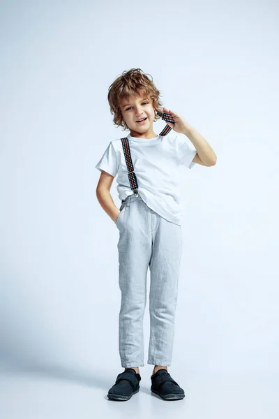 Joli jeune garçon en vêtements décontractés sur fond de studio blanc — Photo