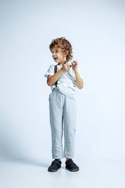 Ładny młody chłopiec w luźnych ubraniach na białym tle studio — Zdjęcie stockowe