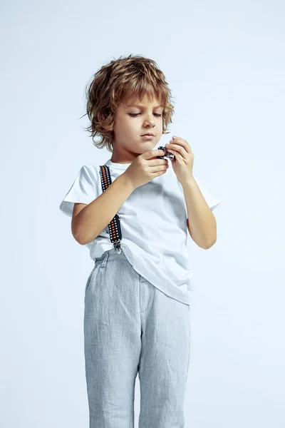 Красивый молодой мальчик в повседневной одежде на белом фоне студии — стоковое фото