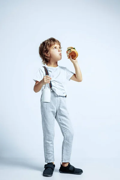 Rapaz bonito em roupas casuais no fundo do estúdio branco — Fotografia de Stock