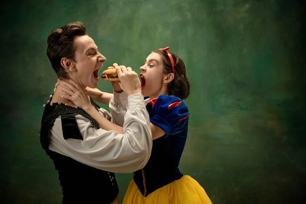 Jóvenes bailarines de ballet como Blancanieves personajes en el bosque, cuentos modernos — Foto de Stock