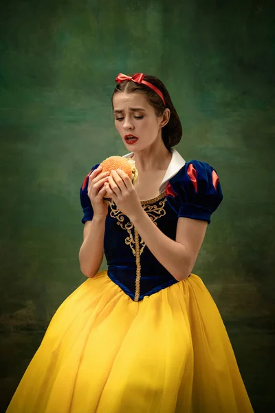 Młoda tancerka baletowa jako Królewna Śnieżka, nowoczesne bajki — Zdjęcie stockowe