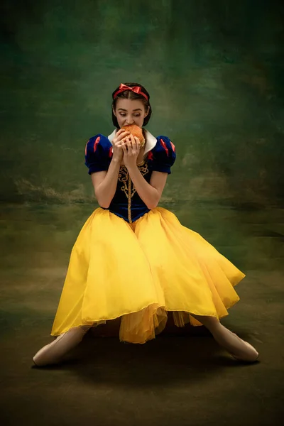 Fiatal balett táncos, mint egy Hófehérke, modern mesék — Stock Fotó