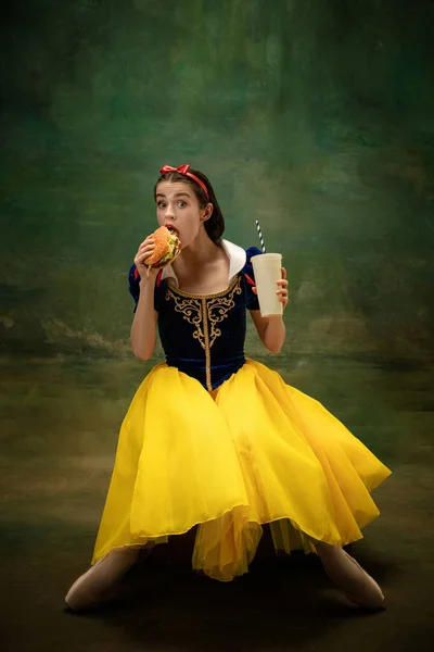 Jovem dançarina de balé como uma Branca de Neve, contos de fadas modernos — Fotografia de Stock