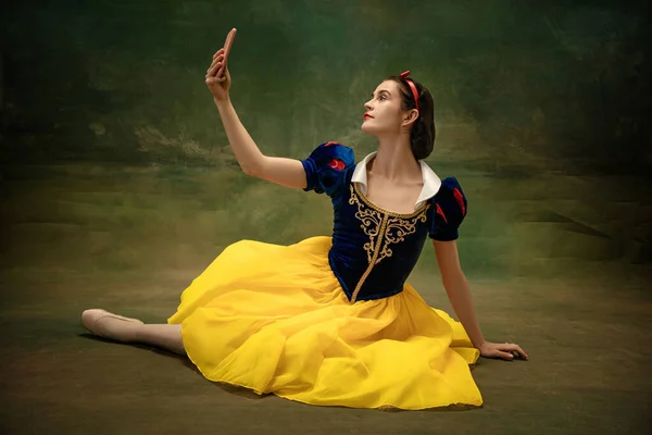 Ung balettdansare som en Snövit, modern saga — Stockfoto