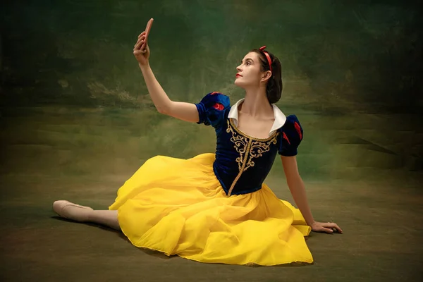 Joven bailarina de ballet como Blancanieves, cuentos de hadas modernos —  Fotos de Stock