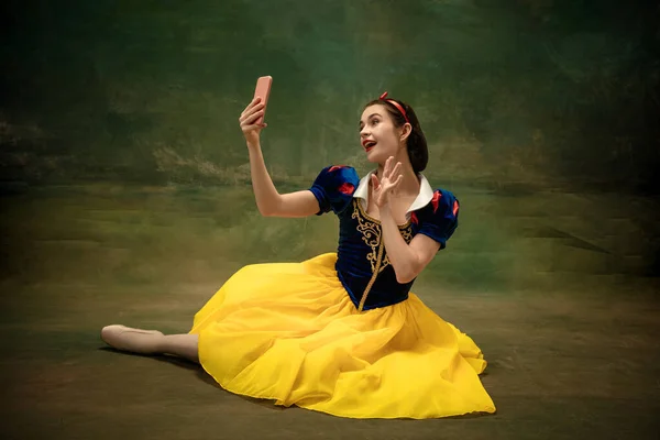 Fiatal balett táncos, mint egy Hófehérke, modern mesék — Stock Fotó