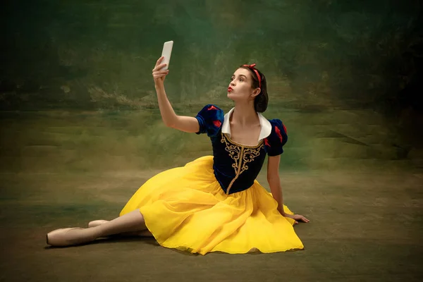 Mladý baletní tanečník jako Sněhurka, moderní pohádky — Stock fotografie