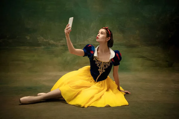 Joven bailarina de ballet como Blancanieves, cuentos de hadas modernos — Foto de Stock