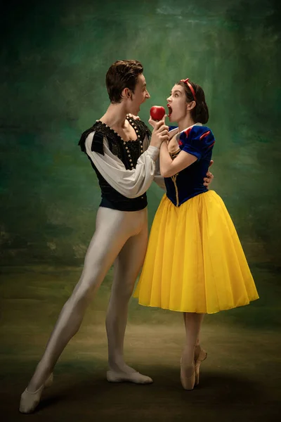 Jóvenes bailarines de ballet como Blancanieves personajes en los cuentos del bosque moderno —  Fotos de Stock