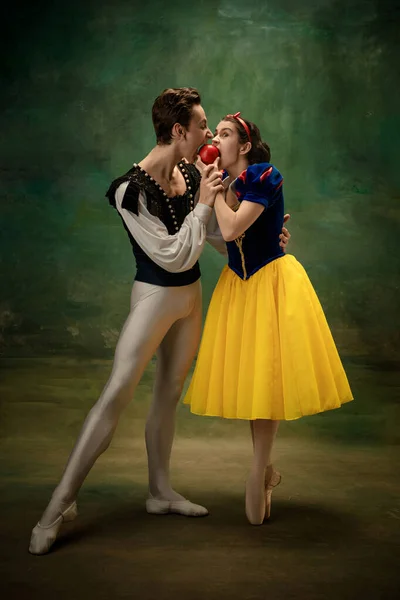 在森林现代故事中，年轻的芭蕾舞演员扮演雪白的角色 — 图库照片