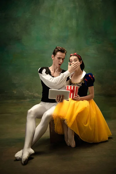 Młodzi tancerze baletowi jako postaci Śnieżki we współczesnych leśnych opowieściach — Zdjęcie stockowe