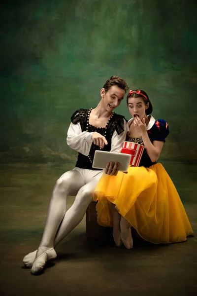 Młodzi tancerze baletowi jako postaci Śnieżki we współczesnych leśnych opowieściach — Zdjęcie stockowe