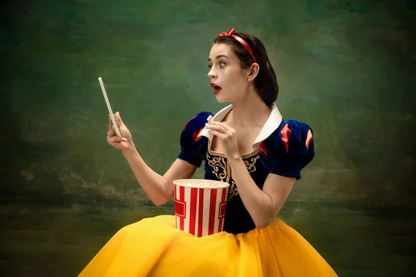 Jovem dançarina de balé como uma Branca de Neve, contos de fadas modernos — Fotografia de Stock