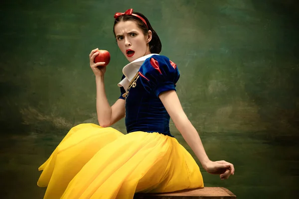 Joven bailarina de ballet como Blancanieves con manzana envenenada en el bosque — Foto de Stock