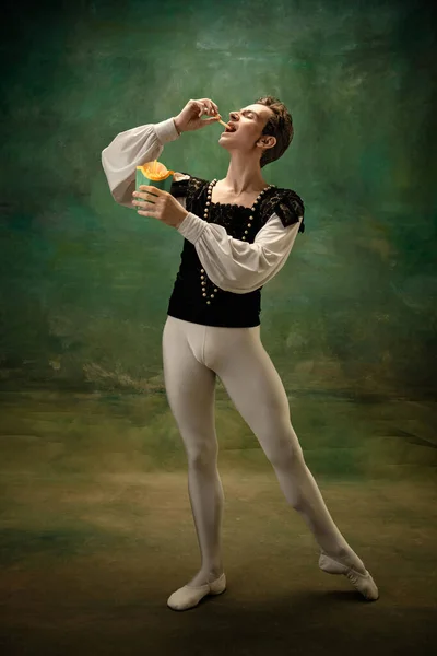 Młoda tancerka baletowa jako postać Śnieżki, współczesne bajki — Zdjęcie stockowe
