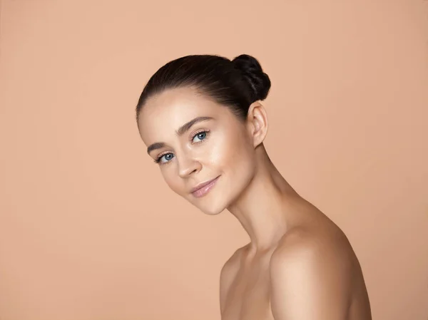 Retrato de una hermosa joven aislada sobre fondo de estudio marrón — Foto de Stock