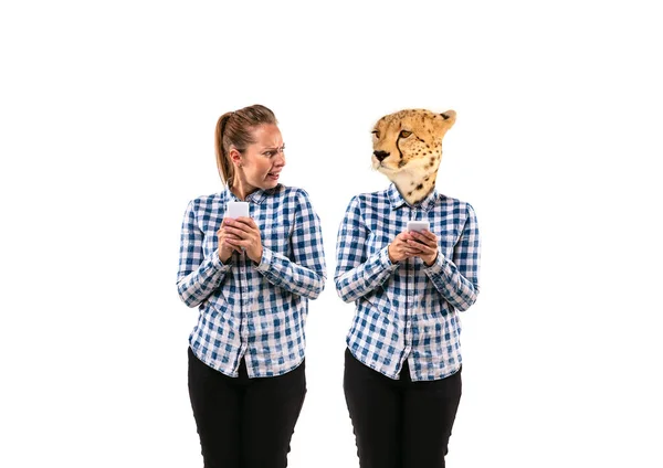 Jonge knappe vrouw ruzie met zichzelf als een luipaard op witte studio achtergrond. — Stockfoto