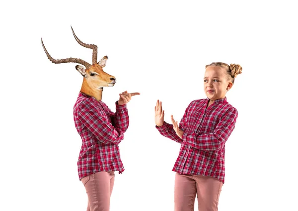若いですハンサムな女の子主張として彼女とともにA鹿上の白いスタジオの背景. — ストック写真