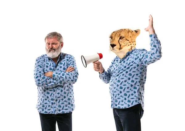 Homem sênior discutindo consigo mesmo como um leopardo no fundo do estúdio branco . — Fotografia de Stock