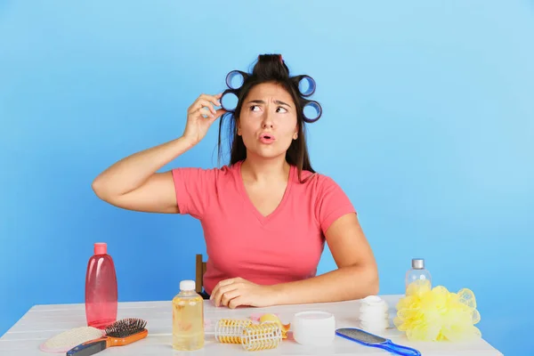 Retrato de una joven caucásica en su rutina de belleza y cuidado de la piel — Foto de Stock