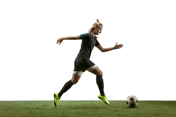 Jugadora de fútbol femenina pateando pelota en el estadio — Foto de Stock