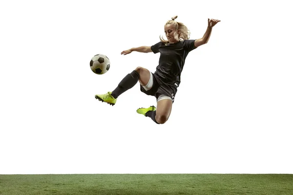 Jogadora de futebol feminino chutando bola no estádio — Fotografia de Stock