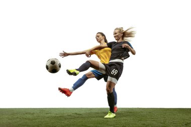 Stadyumda antrenman yapan bayan futbolcular.