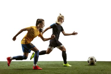 Stadyumda antrenman yapan bayan futbolcular.