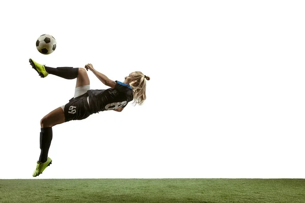 Jugadora de fútbol femenina pateando pelota en el estadio — Foto de Stock