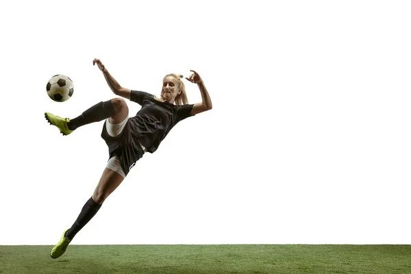 Femmina giocatore di calcio calci palla allo stadio — Foto Stock