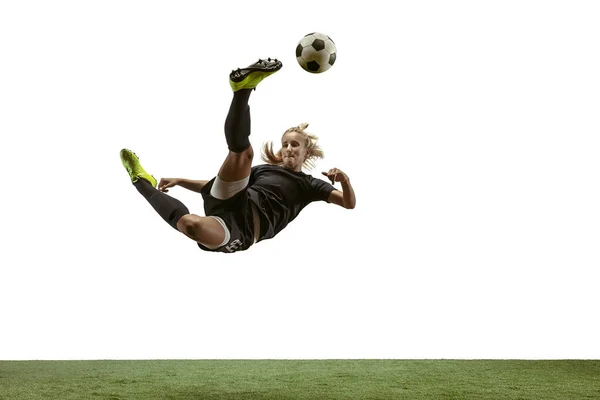 Jugadora de fútbol femenina pateando pelota en el estadio — Foto de Stock