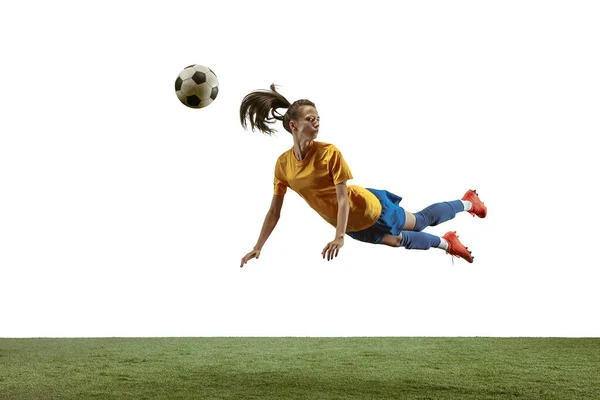 Ženský fotbalový hráč kopající míč na stadion — Stock fotografie