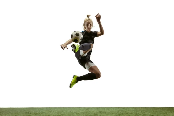 Femmina giocatore di calcio calci palla allo stadio — Foto Stock