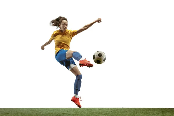 Jogadora de futebol feminino chutando bola no estádio — Fotografia de Stock