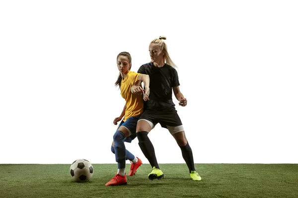 Жінки-футболістки практикують і тренують на стадіоні — стокове фото