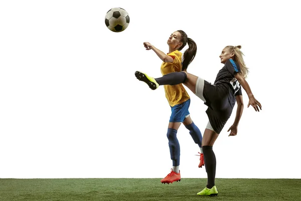 Jugadoras de fútbol que practican y entrenan en el estadio —  Fotos de Stock