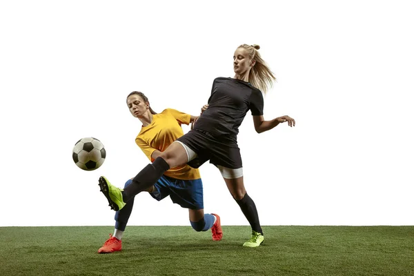 Jugadoras de fútbol que practican y entrenan en el estadio — Foto de Stock