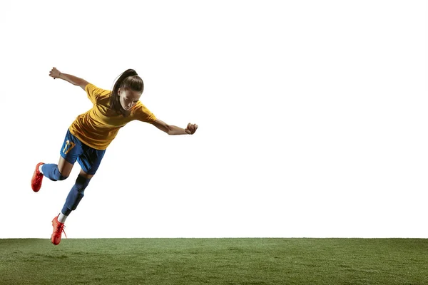 Jogadora de futebol feminino chutando bola no estádio — Fotografia de Stock