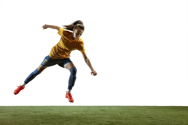 Vrouwelijke voetbalspeler Kicking Ball in het stadion — Stockfoto