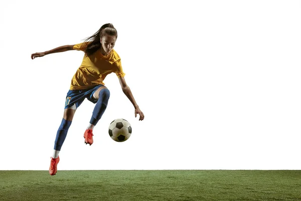 Femmina giocatore di calcio calci palla allo stadio — Foto Stock