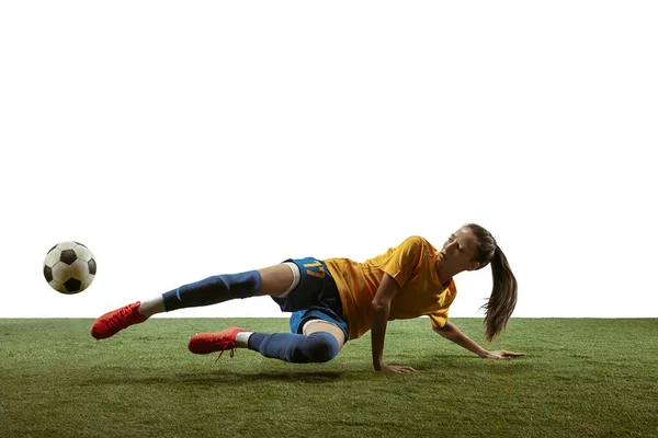 Ženský fotbalový hráč kopající míč na stadion — Stock fotografie