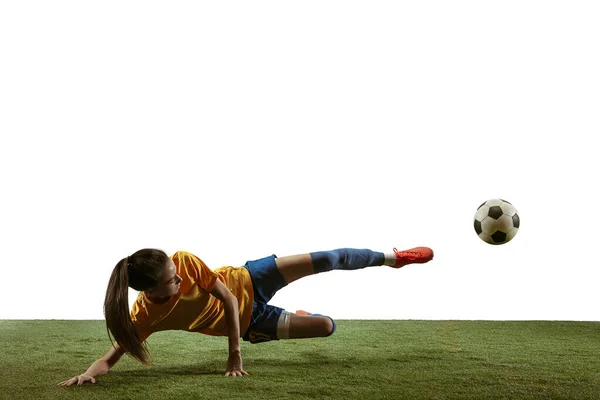 Jogadora de futebol feminino chutando bola no estádio — Fotografia de Stock