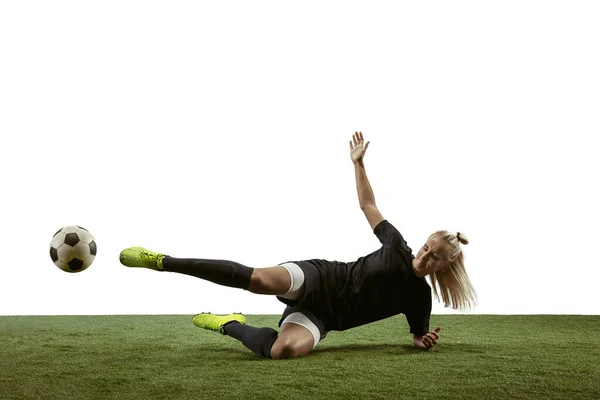 Jugadora de fútbol femenina pateando pelota en el estadio —  Fotos de Stock