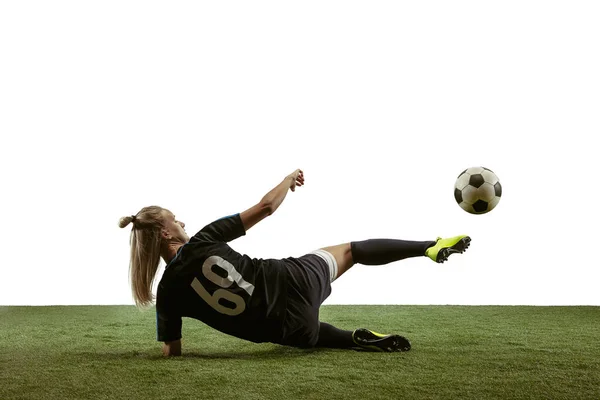 Femmina giocatore di calcio calci palla allo stadio — Foto Stock