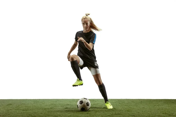 Jugadora de fútbol femenina pateando pelota en el estadio — Foto de Stock