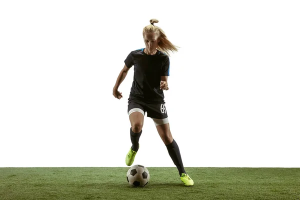 Jogadora de futebol feminino chutando bola no estádio — Fotografia de Stock